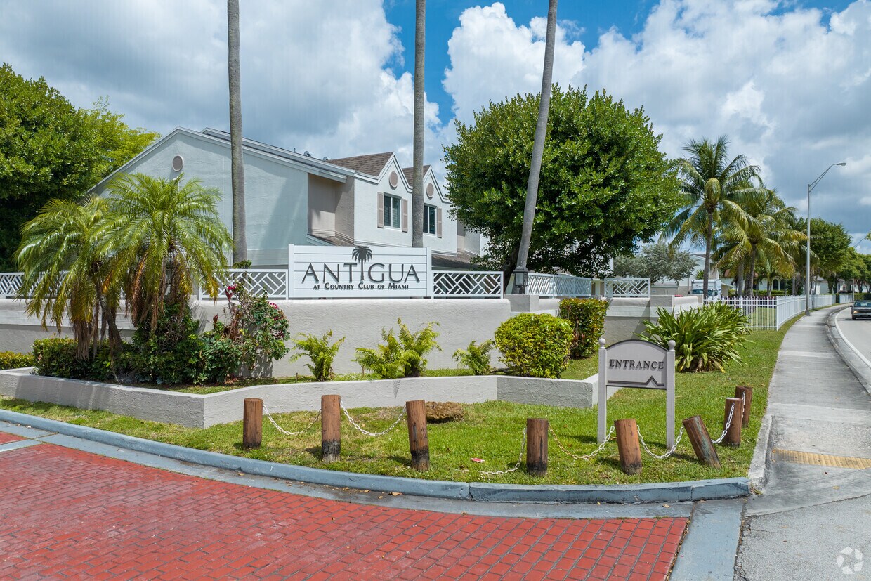 Foto principal - 17460 NW 67th Ct