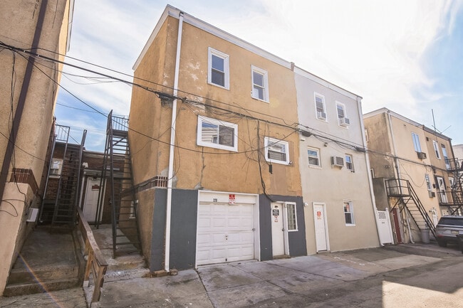 Building Photo - 228 Long Ln