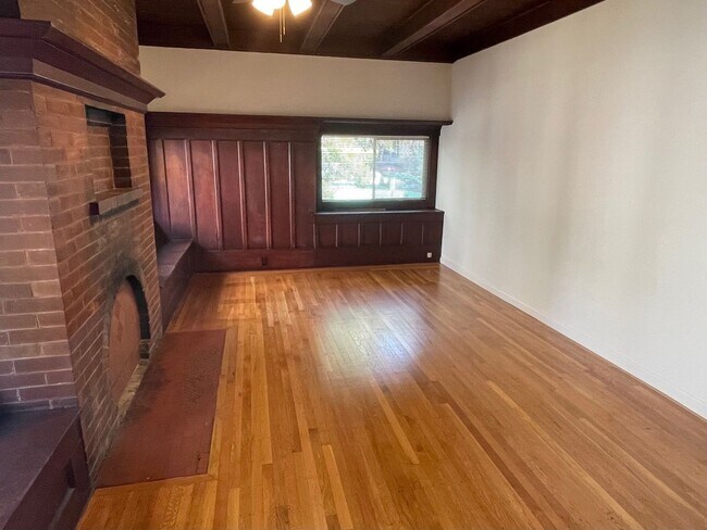 Foto del edificio - Charming & Bright 3 Bedroom 1 Bathroom Home Walking Distance to SJSU