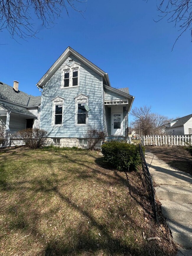 Building Photo - 2840 N Vel R. Phillips Ave