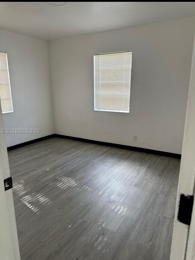 Foto del edificio - 725 NW 1st Ct
