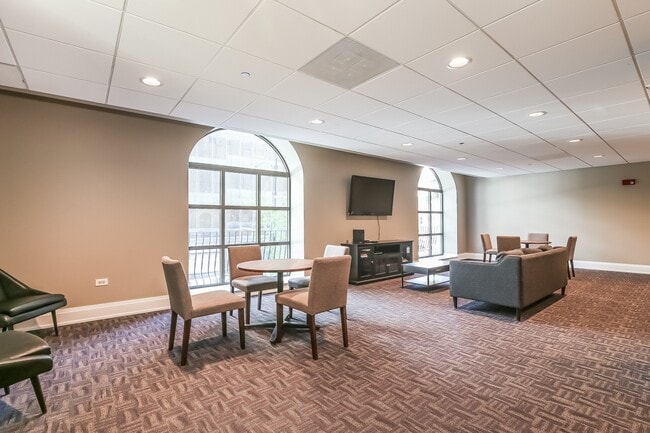 Foto del edificio - 630 N State St