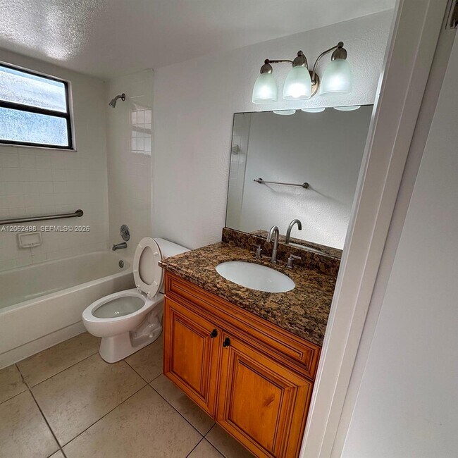 Building Photo - 1502 Lake Crystal Dr