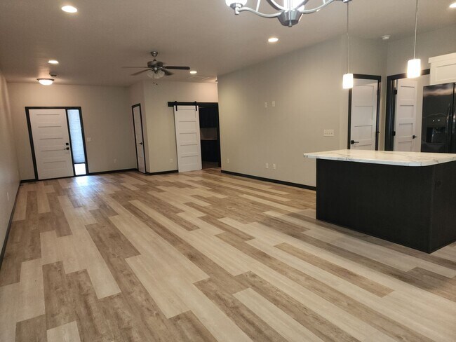 Foto del edificio - Three bedroom two bath w/ triple garage