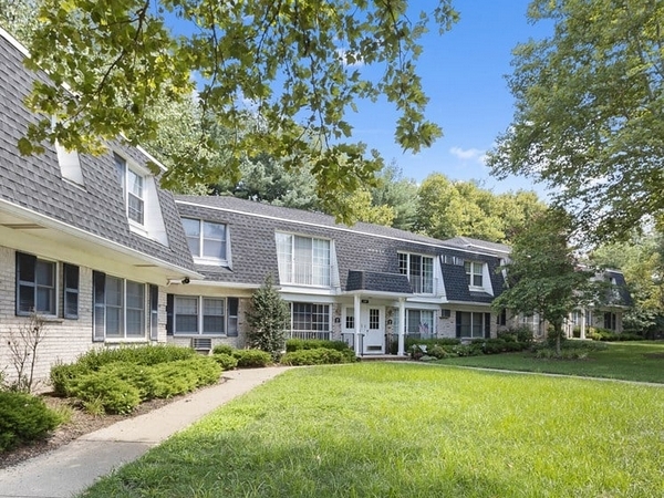 Primary Photo - Village on the Green Apartments