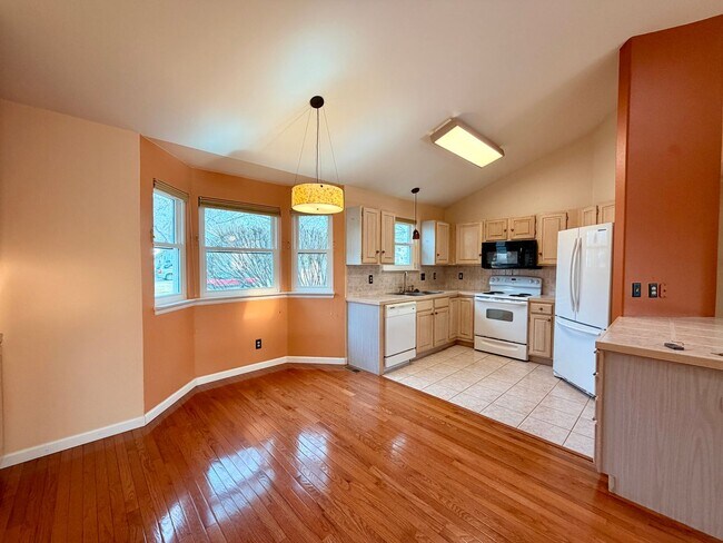 Foto del edificio - 5-Bed, 2.5-Bath Home Near MacIntosh Lake with Hardwood Floors, Gas Fireplace, and Finished Basement