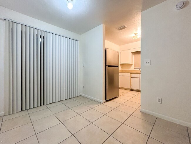 Building Photo - Spacious 2/1 in Sugarfoot Area - Fenced in...