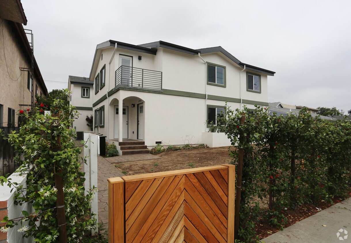 Building - 12950 Vanowen St