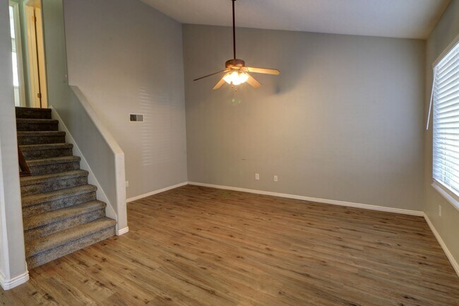Foto del edificio - Pet Friendly Town home
