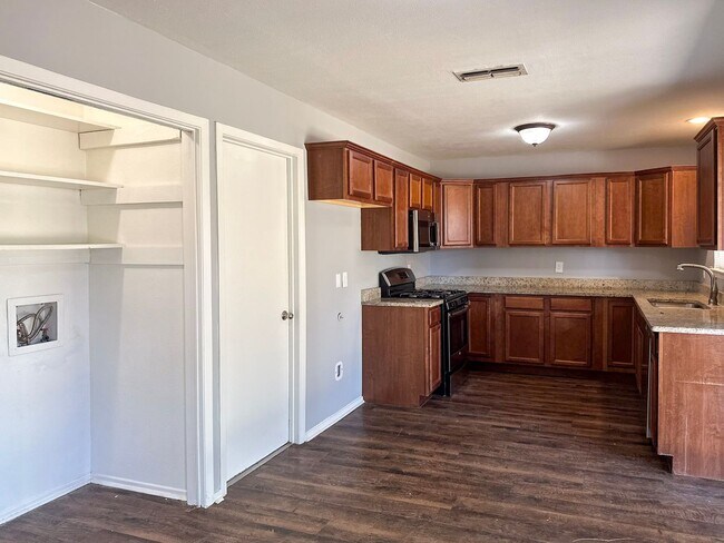 Foto del edificio - 3 Bedroom / 2 Bath / 2 Car Garage in Quiet...
