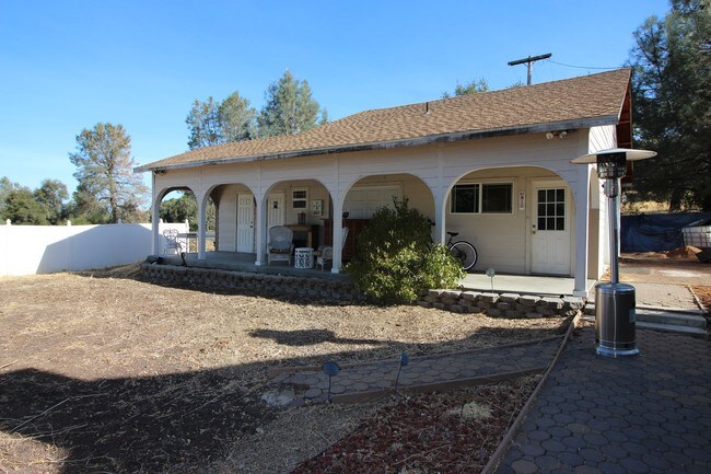 Building Photo - 5860-5880 Live Oak Dr