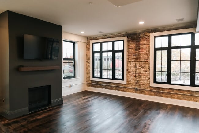 Building Photo - 121 Michigan Ave W