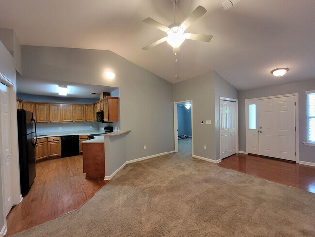 Foto del edificio - 3 bedroom townhome for rent July 6, 2026  renting for $1775