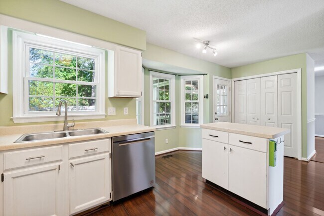 Building Photo - One-of-a-Kind 3 Bedroom, 3 Bathroom Home i...