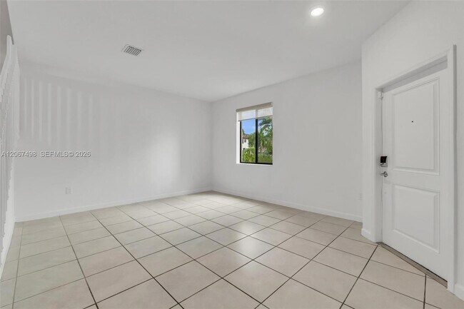 Building Photo - 582 NE 207th St