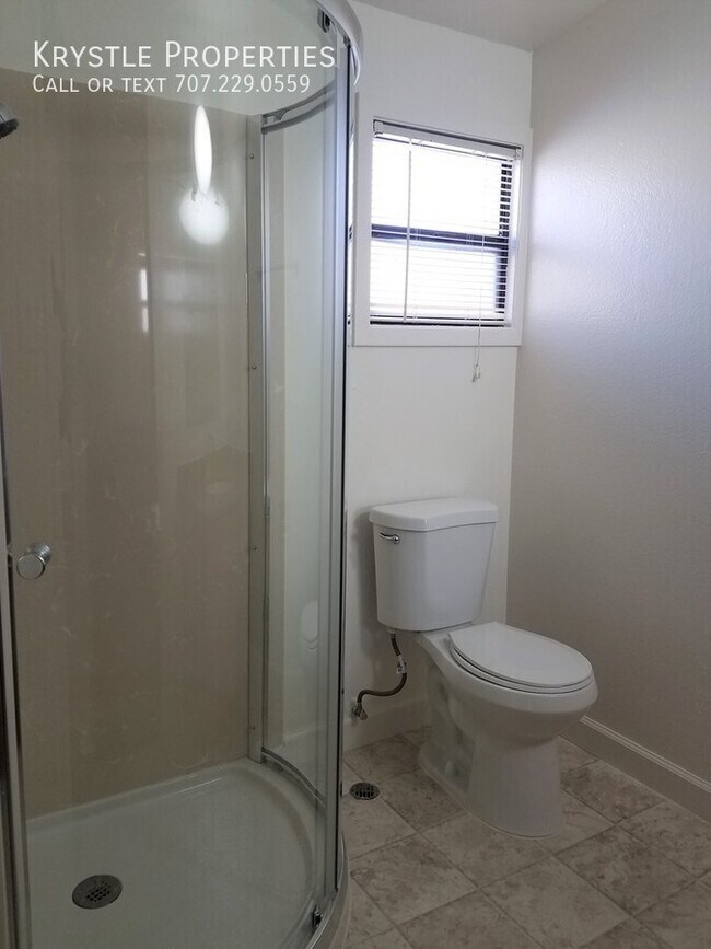 Building Photo - Adorable, Vintage Studio Apartment in Down...