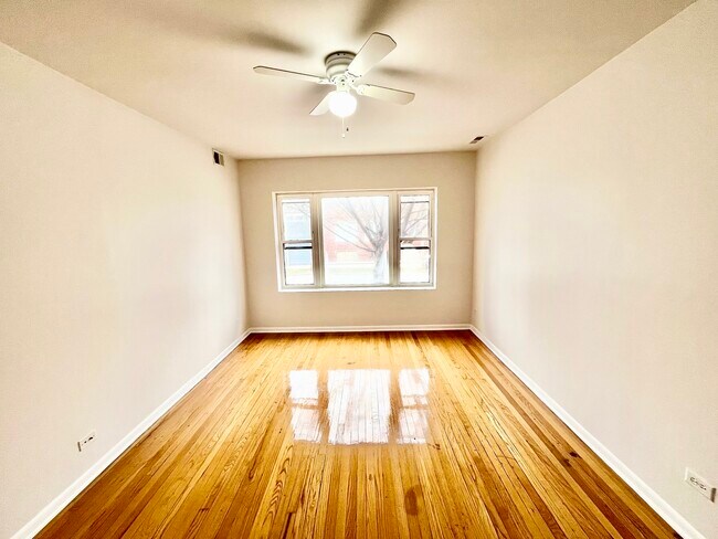 Foto del edificio - 3918 W Augusta Blvd