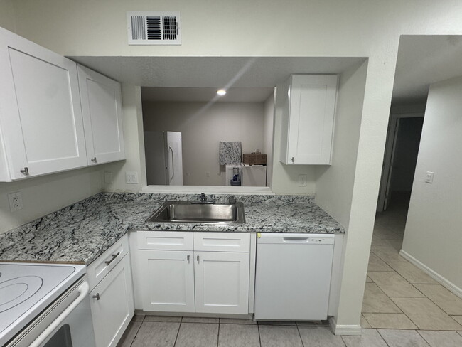 Foto del edificio - "Charming 3-Bed, 2-Bath Gem in Riverview –...