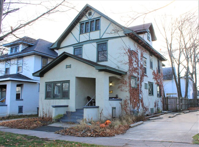 Building Photo - 605 W Cedar St