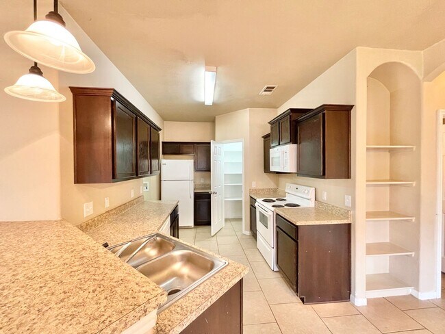 Foto del edificio - 4405 Cambridge Dr