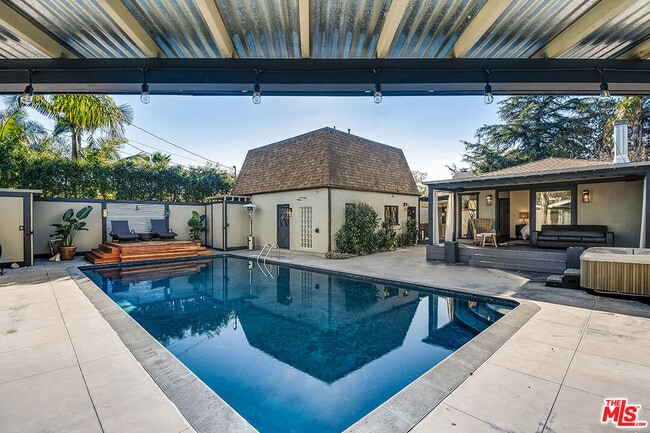 Foto del edificio - 4930 Strohm Ave