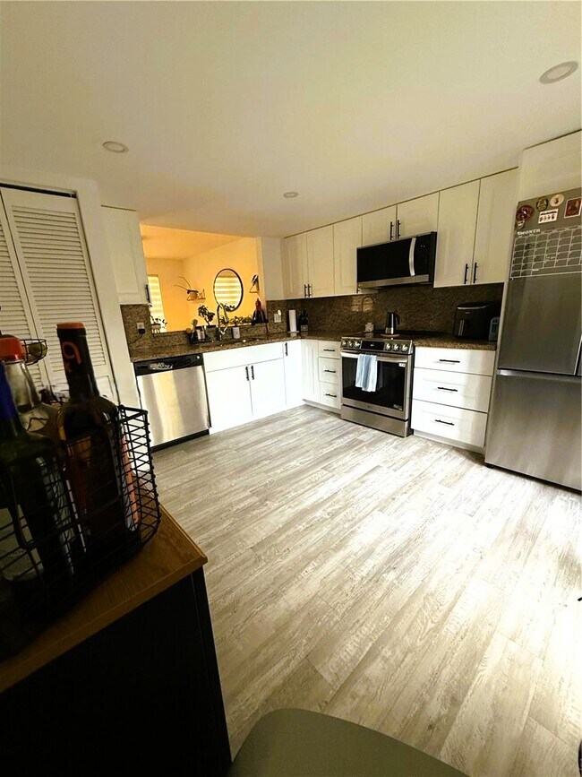 Foto del edificio - 5460 SW 70th Pl N