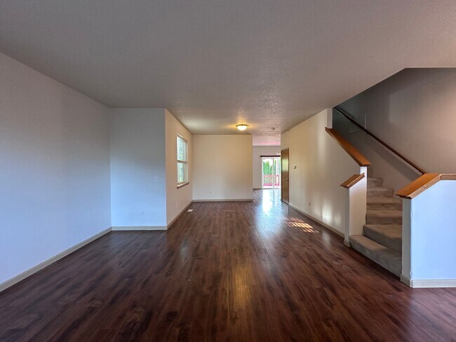 Foto del edificio - Welcome to this spacious and inviting single-family home w/fully fenced backyard! New Carpet Inst...