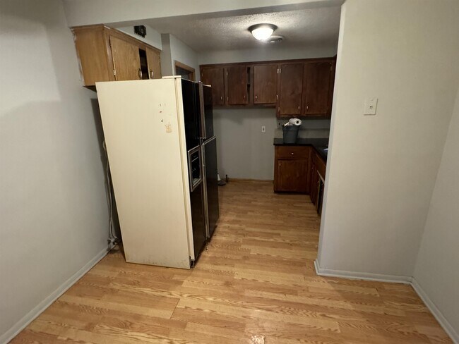 Building Photo - 9608 Rosewood Ave