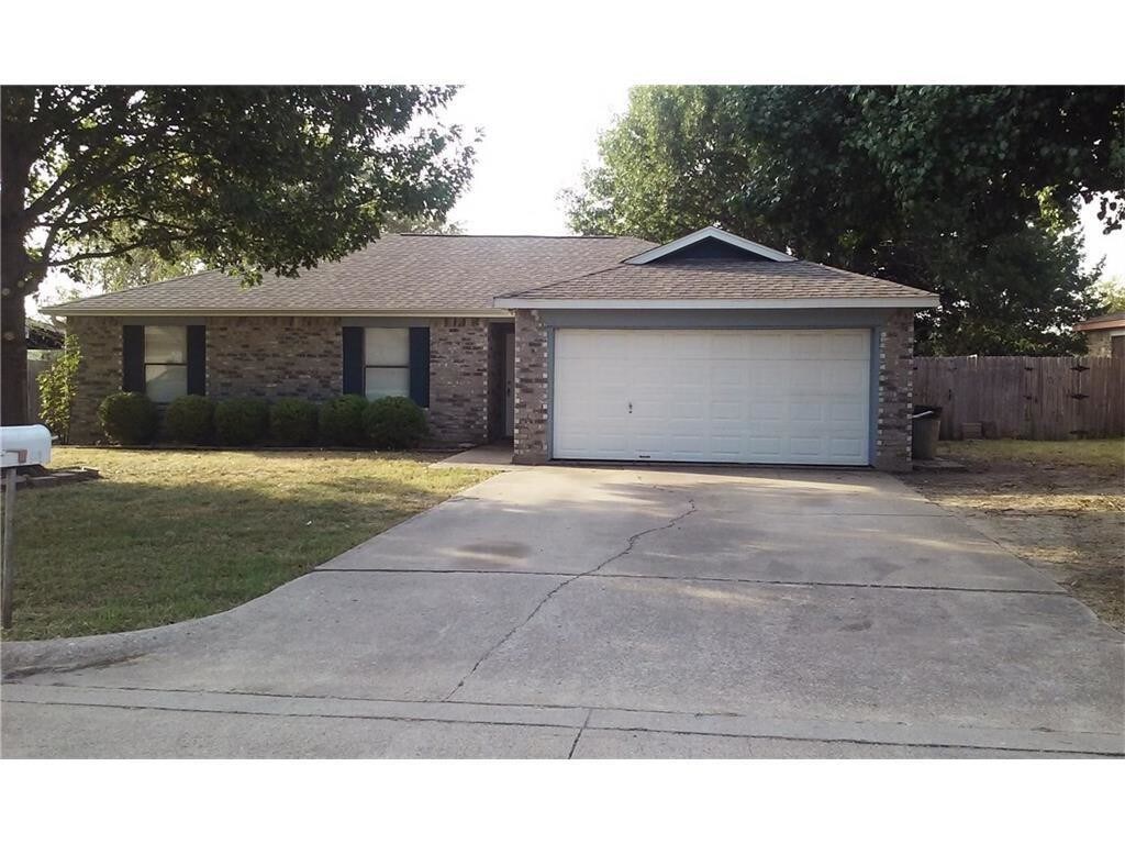 Primary Photo - 806 Clover Ln