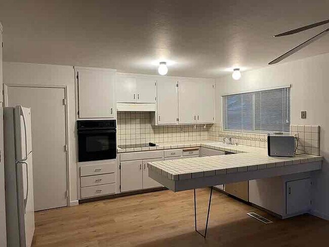 Building Photo - 5298 Larchwood Dr