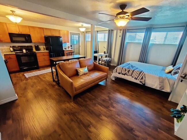 Sofá - 611 S Roselawn Ave