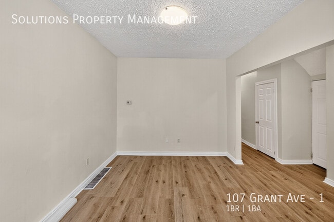 Building Photo - **Newly Updated Bright Main Floor, 1 Bed +...