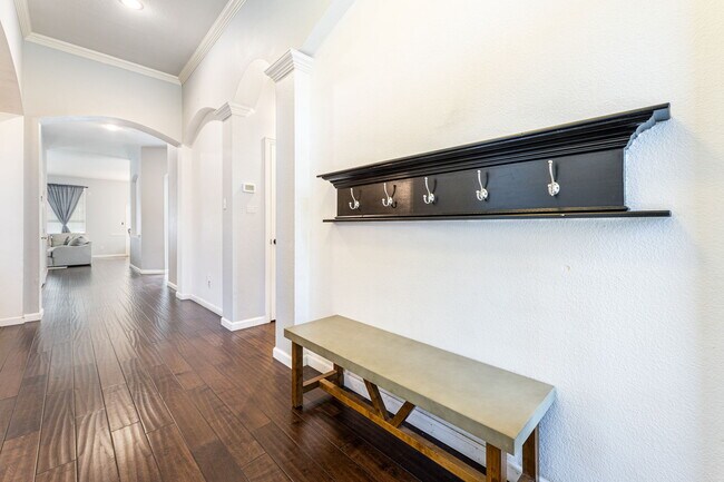 Photo - 608 Laura Ln House