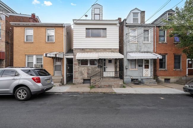 Building Photo - 138 S 17th St