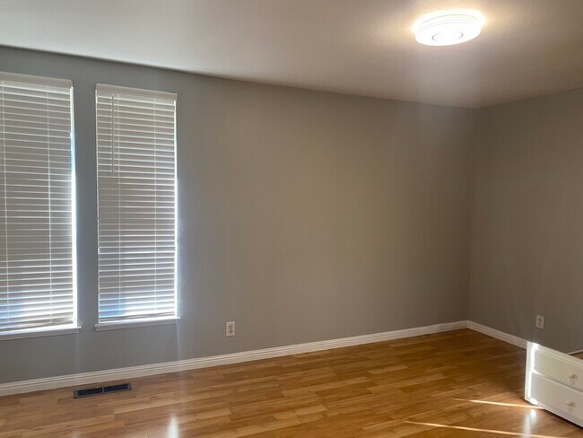Foto del edificio - 5557 Roundtree Terrace