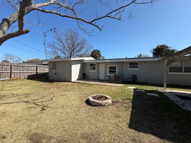 Building Photo - Great Location-3 Bedroom Daytona Beach Home w/Large AMAZING Backyard!