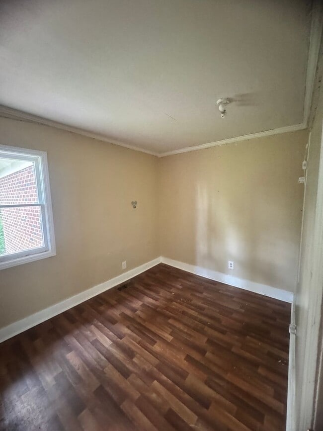 Building Photo - 4 Bed 2 Bath Brick Home
