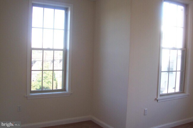 Building Photo - 3100 Mt Vernon St
