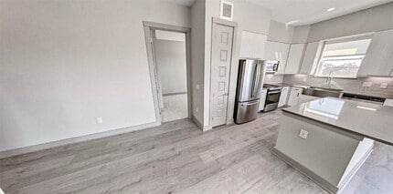 Building Photo - 401 W 25th St