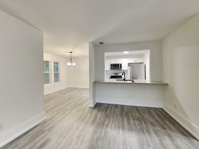 Building Photo - 4013 Hawthorne Cir