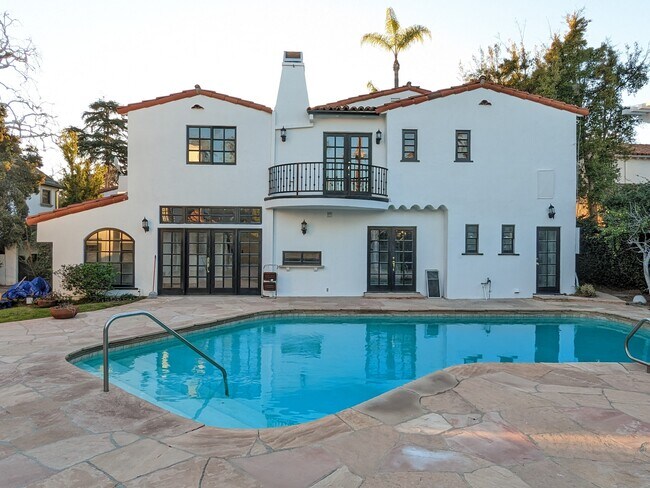 Building Photo - 620 N Palm Dr