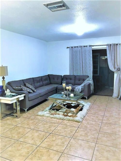 Foto del edificio - 212 NW 71st Ave