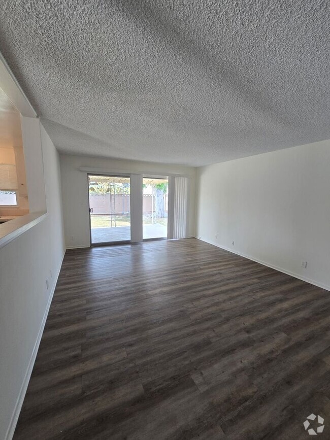 Building Photo - 10453 Miranda Ave