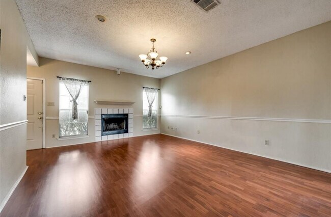 Foto del edificio - 807 Burr Oak Dr