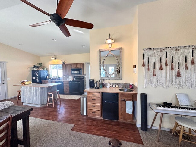 Building Photo - 5634 Locust Ln