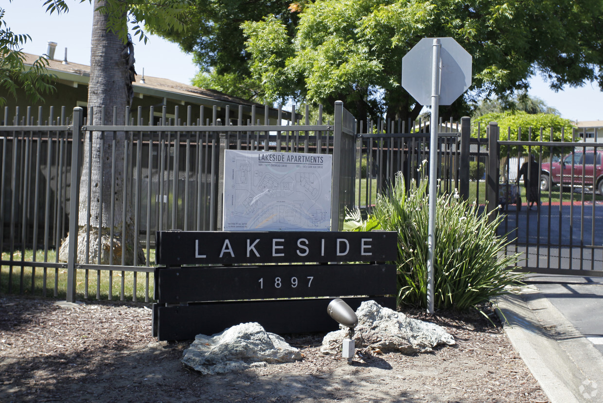 Building Photo - Lakeside Apartments