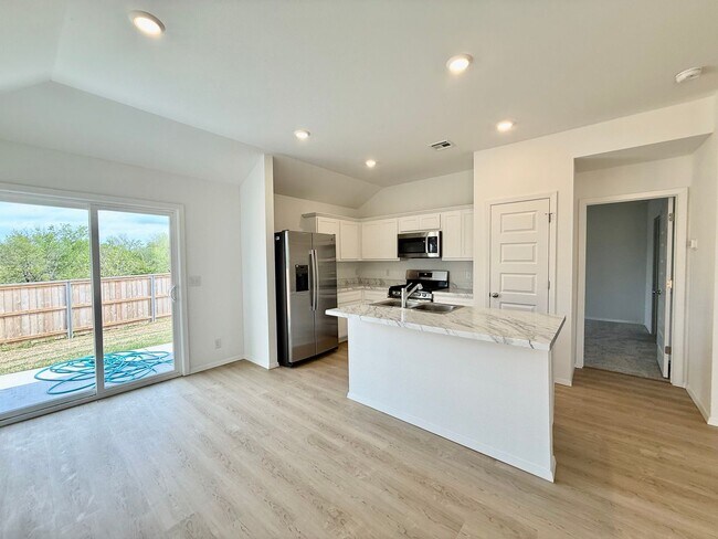 Foto del edificio - Brand New 3BD/2BA 2car garage W/D included