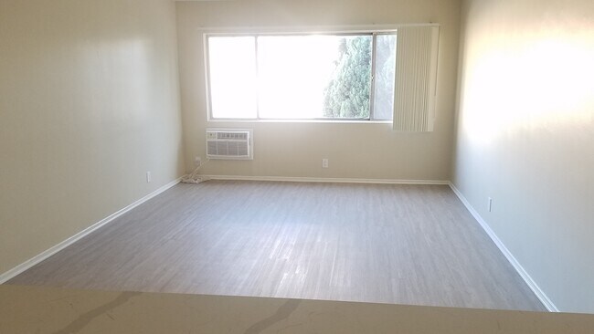 Top floor, lots of light - 510 S Mariposa Ave