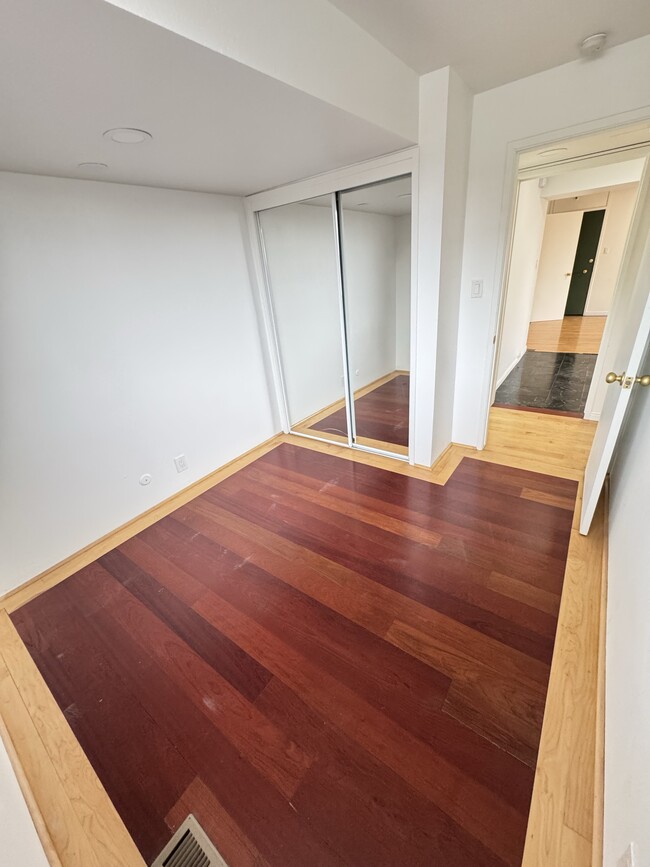 Building Photo - Renovated Apartment Near the University of...