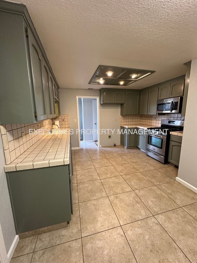 Foto del edificio - 3220 Dakota St